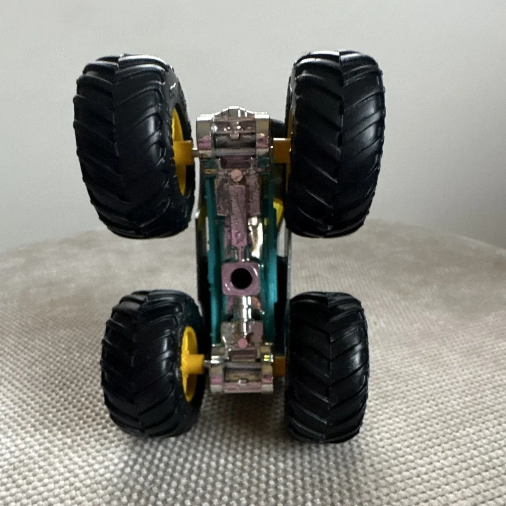 MINT Hot Wheels Monster Truck HISSY FIT 1:64 Gnash & Crash Series 2022